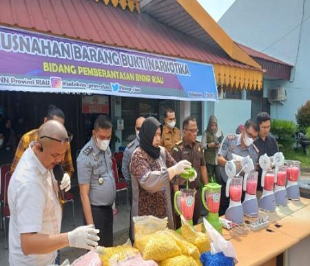 BNN Riau musnahkan barang bukti 80 ribu butir pil ekstasi.(foto: mg2/halloriau.com)