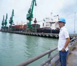 Akbar Djohan, Dirut PT Krakatau Bandar Samudera saat meninjau Kompleks Pelabuhan Cigading yang terdapat integrated warehouse terbesar se-ASEAN. Foto Ist