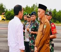 Walikota Dumai, H Paisal melepas keberangkatan Presiden Jokowi menuju Pekanbaru di Bandara Pinang Kampai Dumai (foto/Bam)