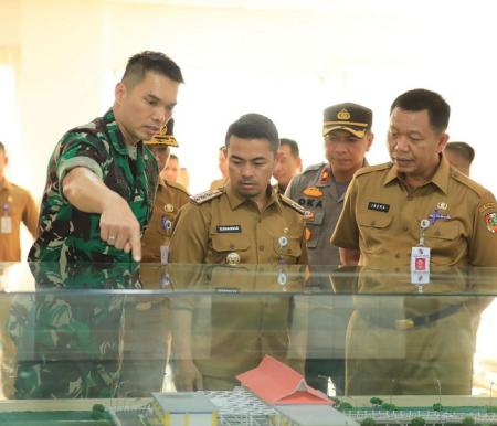 Pj Walikota Pekanbaru, Risnandar Mahiwa didampingi Sekda Kota Pekanbaru Indra Pomi Nasution dan jajarannya meninjau pusat Instalasi Pengolahan Air Limbah (IPAL) yang berlokasi di Kecamatan Tenayan Raya