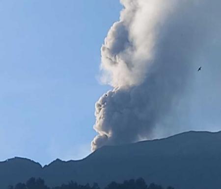 Ilustrasi Gunung Marapi erupsi lagi mengakibatkan Bandara Internasional Minangkabau ditutup sementara (foto/int)