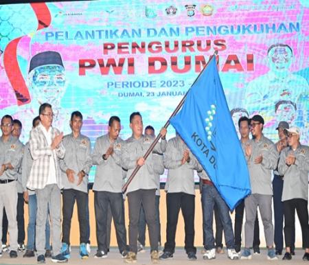 Ketua PWI Riau Raja Isyam Azwar melantik kepengurusan PWI Kota Dumai (foto/ist)
