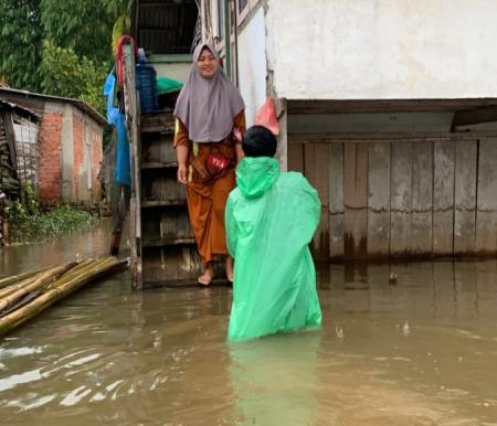 IMK Riau membagikan bantuan untuk warga terdampak banjir di Kerinci dan Sungai Penuh, Jambi (foto/ist)