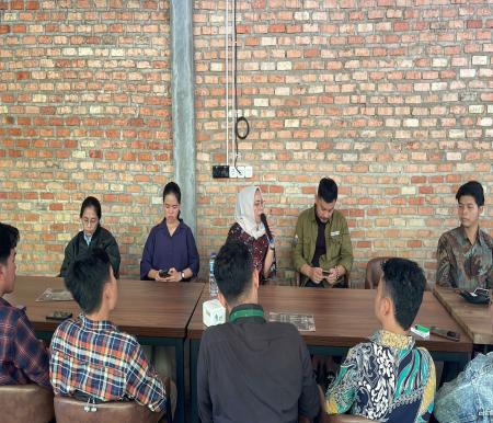 Anggota Komisi V DPRD Riau Ade Hartati bertemu dengan puluhan perwakilan organisasi mahasiswa Pekanbaru, Sabtu (2/3/2024) (foto:ist)