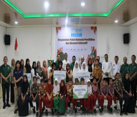 Penyerahan Bantuan Paket Pendidikan & Paket Ekonomi Alternatif Program AA 2030 di Aula Asian Agri Learning Center Buatan, Pelalawan, Riau. (27/9).(foto: istimewa)
