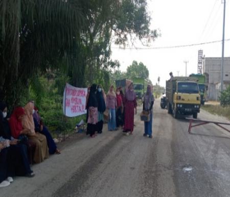 Aksi warga memblokir jalan di Peranap Inhu yang rusak akibat angkutan truk batu bara.(foto: istimewa)