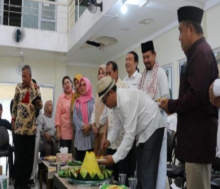 Ketua PWI Riau, Raja Isyam Azwar potong tumpen dalam momen syukuran PWI Riau dan HPN ke-78 2024.(foto: istimewa)