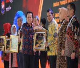 Pj Walikota Pekanbaru, Muflihun menerima penghargaan yang diraih Pemko Pekanbaru dalam ajang APBD Award 2022.(foto: rahmat/halloriau.com)