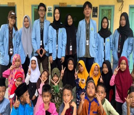 Mahasiswa Kukerta Unri 2023 dan anak-anak Desa Tanjung Balam Kampar disela-sela kegiatan Bimbel Bahasa Inggris.(foto: istimewa)