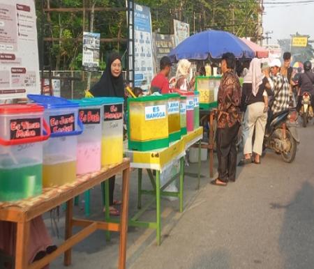 Pedagang takjil di Panam Pekanbaru.(foto: dini/halloriau.com)