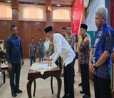 Walikota Dumai H. Paisal tandatangani berita acara Kesepakatan Musrenbang Perubahan RPJMD Kota Dumai Tahun 2021 - 2026.(foto: bambang/halloriau.com)