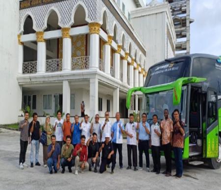 Rektor UIR, Prof Dr H Syafrinaldi SH MCL bersama mitra media dan bus baru untuk oprasional civitas akademika UIR.(foto: risnaldi/halloriau.com)