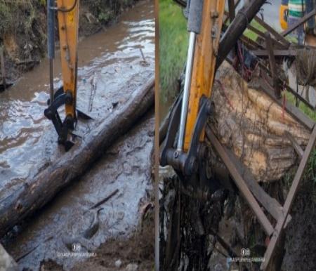 Pembersihan drainase di Jalan Arifin Ahmad Pekanbaru dengan mini excavator (foto/IG PUPRpku)