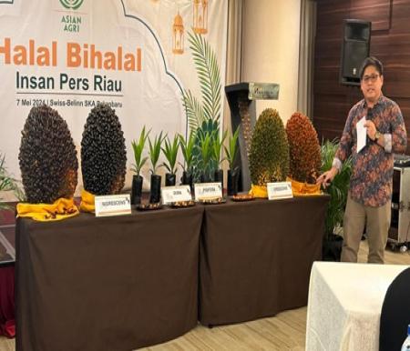 Regional Head Riau Asian Agri, Pengarapen Gurusinga yang memaparkan keunggulan bibit sawit Topaz ke insan pers Riau (foto/ist)