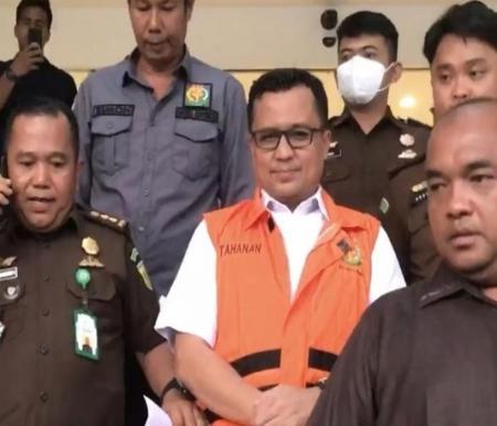 Kepala Dinas Pendidikan Riau, Tengku Fauzan Tambusai (TFT) ditahan Kejaksaan Tinggi Riau usai ditetapkan sebagai tersangka kasus dugaan korupsi.