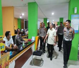 Gubri Syamsuar saat meninjau Samsat Pekanbaru (foto/int)