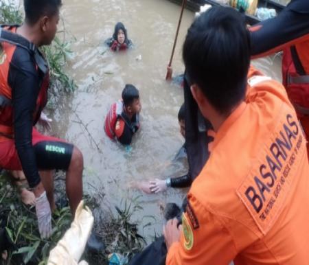 Tim SAR Gabungan saat mengevakuasi jasad Isan Bomex di Sungai Siak.(foto: bayu/halloriau.com)