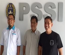 Ketua Asprov PSSI Riau, Edwar Riansyah (kaos hitam) bersama para pengurus Asprov PSSI Riau.(foto: rahmat/halloriau.com)
