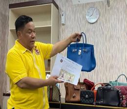 Sekdaprov Riau, SF Hariyanto yang mengaku tas milik istrinya barang KW beli di Mangga Dua.(foto: int)