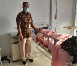 Humas BPJS Kesehatan Cabang Dumai, Muhammad Syafriadi saat membesuk seorang pasien di RS Pertamina Dumai (foto/ist)