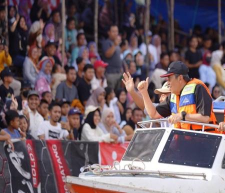 Gubernur Riau Syamsuar menggunakan speedboat, menyapa masyarakat yang hadir menyaksikan Final Pacu Jalur di Sungai Kuantan, Taluk Kuantan, Kabupaten Kuantan Singingi, Minggu (28/8/2023) petang.