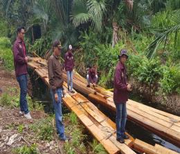  Jajaran Polres Kepulauan Meranti yang dipimpin Kasat Reskrim AKP Ario Damar SH, Ahad (2/2/2020) pagi, mengamankan ratusan potong kayu balak tidak bertuan di Desa Sungai Tohor, Kecamatan Tebingtinggi Timur.
