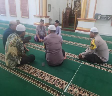 Polresta Pekanbaru menggelar kegiatan cooling system di Masjid Al Barokah, Jalan Tuah Karya Ujung (foto/ist)