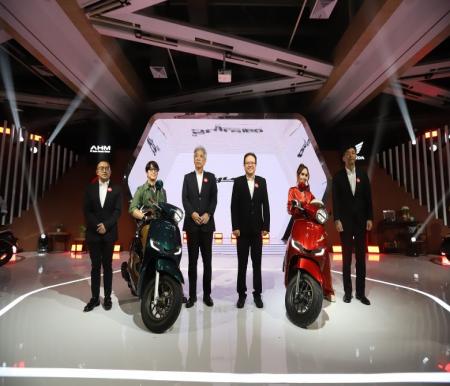 Jajaran Board of Director PT Astra Honda Motor Bersama dengan Brand Ambassador New Honda Stylo 160, Dikta dan Cinta Laura (foto/ist)