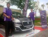Makmur, 4 W Marketing Director PT Suzuki Indomobil Sales (kanan) dan Kepala Cabang Suzuki SM Amin, Pekanbaru, Fatoni (kiri) berfoto di samping New Ertiga Dreza yang diperkenalkan khusus ke awak media di Pekanbaru, Rabu (13/1/2016). 