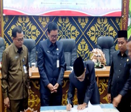 Sekda Dumai H. Indra Gunawan menyaksikan penandatanganan persetujuan bersama antara Pemerintah Kota Dumai dengan DPRD Kota Dumai.(foto: bambang/halloriau.com)