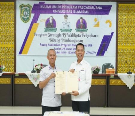 Rektor UIR, Prof Dr H Syafrinaldi SH MCL bersama Pj Sekdako Pekanbaru, Indra Pomi Nasution.(foto: istimewa)