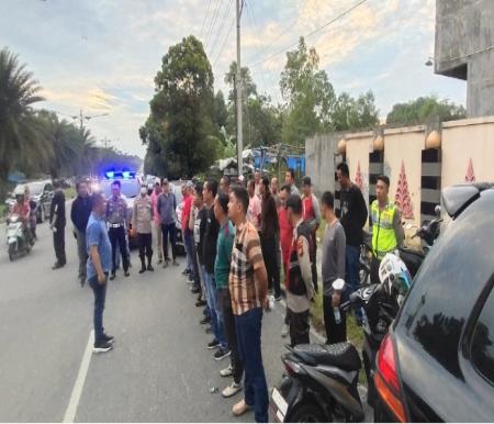 penindakan terhadap pelanggar pelaku balap liar yang terjadi di jalan Naga Sakti kel. Simpang baru Kecamatan Bina Widya Pekanbaru (foto/bayu)