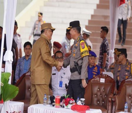 Pj Gubri hadiri apel gelar pasukan Ops Keselamatan Lancang Kuning 2024 di lapangan Mapolda Riau, Pekanbaru (foto/int)