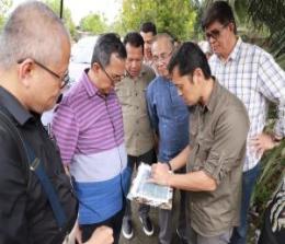 Dirjen Yankes bersama Kepala Diskes Riau Zainal saat meninjau lokasi pembangunan RSP Otak Jantung di Pekanbaru (foto/int)