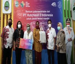 3 Indonesia berkolaborasi dengan Relawan Anak Bangsa menyalurkan lebih dari 15.000 paket bantuan berupa vitamin dan obat-obatan untuk membantu dan meringankan beban pasien isoman