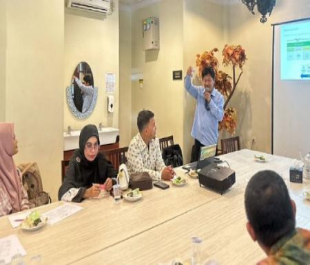 Pakar tekstil dan serat kain PT APR, Asep Dadang Kusmiran memperkenalkan tekstil lokal ramah lingkungan kepada puluhan UMKM Fashion Riau.(foto: istimewa)