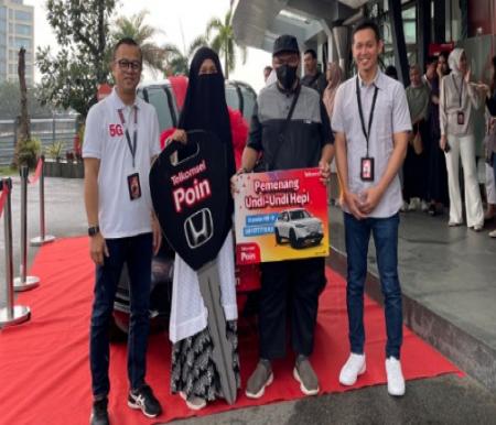 Telkomsel serahkan hadiah 1 unit mobil Honda HR-V kepada Ibu Dian Sari Syahrul, pelanggan setia Telkomsel dari Batam.(foto: istimewa)