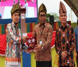 Ketua KPU Riau, Ilham Muhammad Yasir bersama Ketua KPU Dumai, Darwis saat menerima Kirab Pemilu 2024 dari KPU Labuhan Batu di Taman Bukit Gelanggang Dumai.(foto: dok/kpu riau)