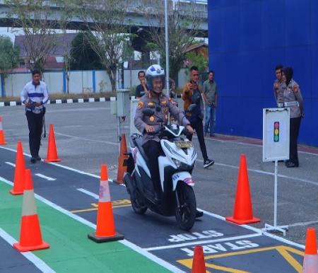 Kapolresta Pekanbaru, Kombes Pol Jefri RP Siagian menjajal lintasan baru uji SIM C yang baru (foto/bayu-halloriau)