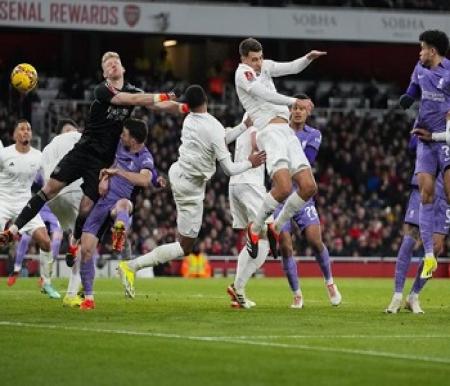 Momen terciptanya gol pertama Liverpool lewat bunuh diri Jakub Kiwior. Foto: AP/Kirsty Wigglesworth
