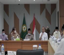  Dewan Masjid Indonesia memecat Ketua Departemen Ekonomi DMI Arief Rosyid. 