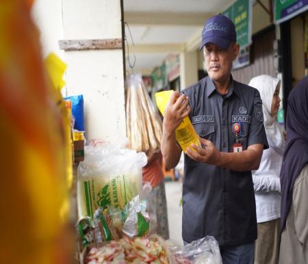 Disperindagkop UKM Riau, M Taufiq OH sidak sejumlah pasar tradisional di Pekanbaru (foto/int)