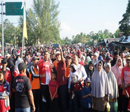 Ribuan warga di Desa Bantar antusias mengikuti jalan santai bersama anggota DPRD Kepulauan Meranti