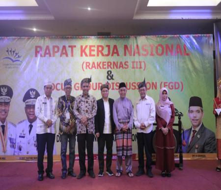 Kadisdik Riau, Kamsol bersama pengurus Dewan Pendidikan.(foto: istimewa)