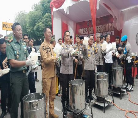 Proses pemusnahan barang bukti 64,6 kg narkoba jenis sabu dari penangkapan dua tersangka pengedar jaringan Malaysia di Maplresta Pekanbaru.(foto: bayu/halloriau.com)
