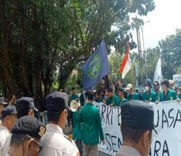 Aksi demo ratusan mahasiswa Umri di DPRD Riau menuntut UU Cipta Kerja dicabut.(foto: rinai/halloriau.com)