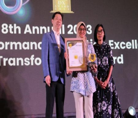 Presiden Direktur & CEO XL Axiata, Dian Siswarini (tengah) menerima penghargaan SPEx2 Awards 2023 di Jakarta, Jumat (7/7).(foto: istimewa)