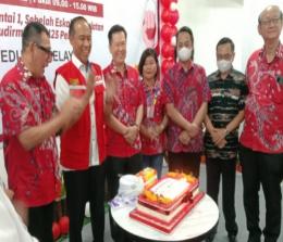 Ketua PSMTI Riau Stephen Sanjaya, Ketua PMI Pekanbaru M Noer dan Ketua PSMTI Pekanbaru Kamin saat perayaan HUT ke-77 PMI dan kegiatan donor darah.(foto: istimewa)