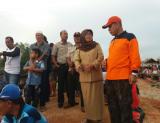 Asisten I Set Kab Bengkakis Umi Kalsum bersama Kepala BPBD Bengkalis M.  Djalal di lokasi