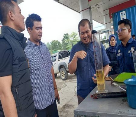 Satreskrim Polresta Pekanbaru melakukan pengecekan SPBU di Pekanbaru.(foto: mcr)